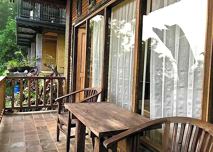 Kraras The & Donbiyu Rooftop Rendezvous Restaurant イン Munduk