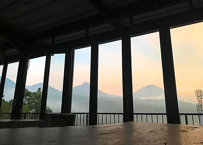 イン Kraras The & Donbiyu Rooftop Rendezvous Restaurant Munduk